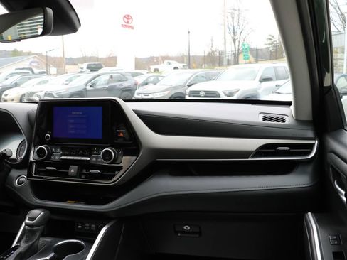 Used 2025 Toyota Highlander XLE AWD/4WD image 30