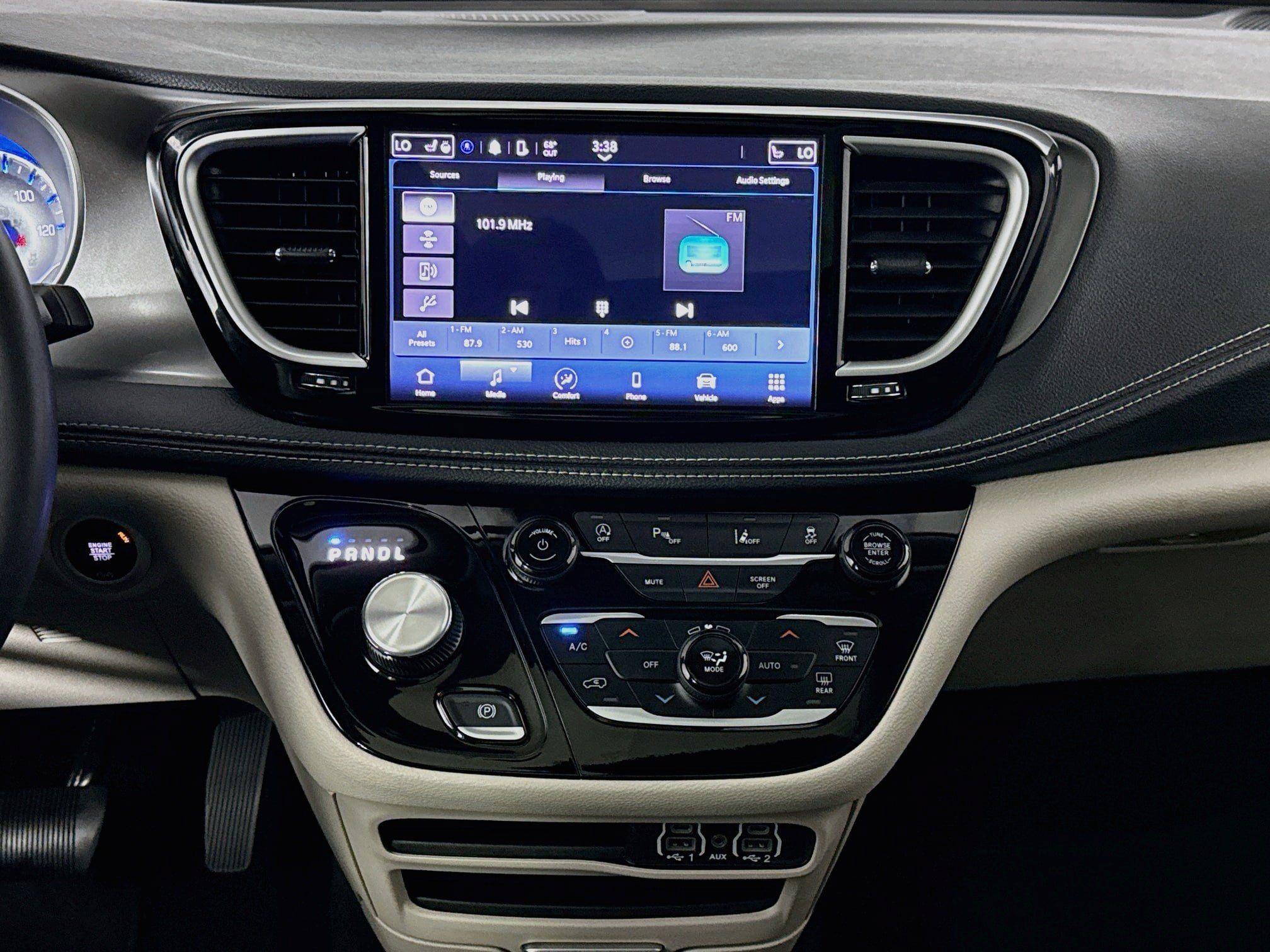 Used 2023 Chrysler Pacifica Touring-L AWD/4WD image 27