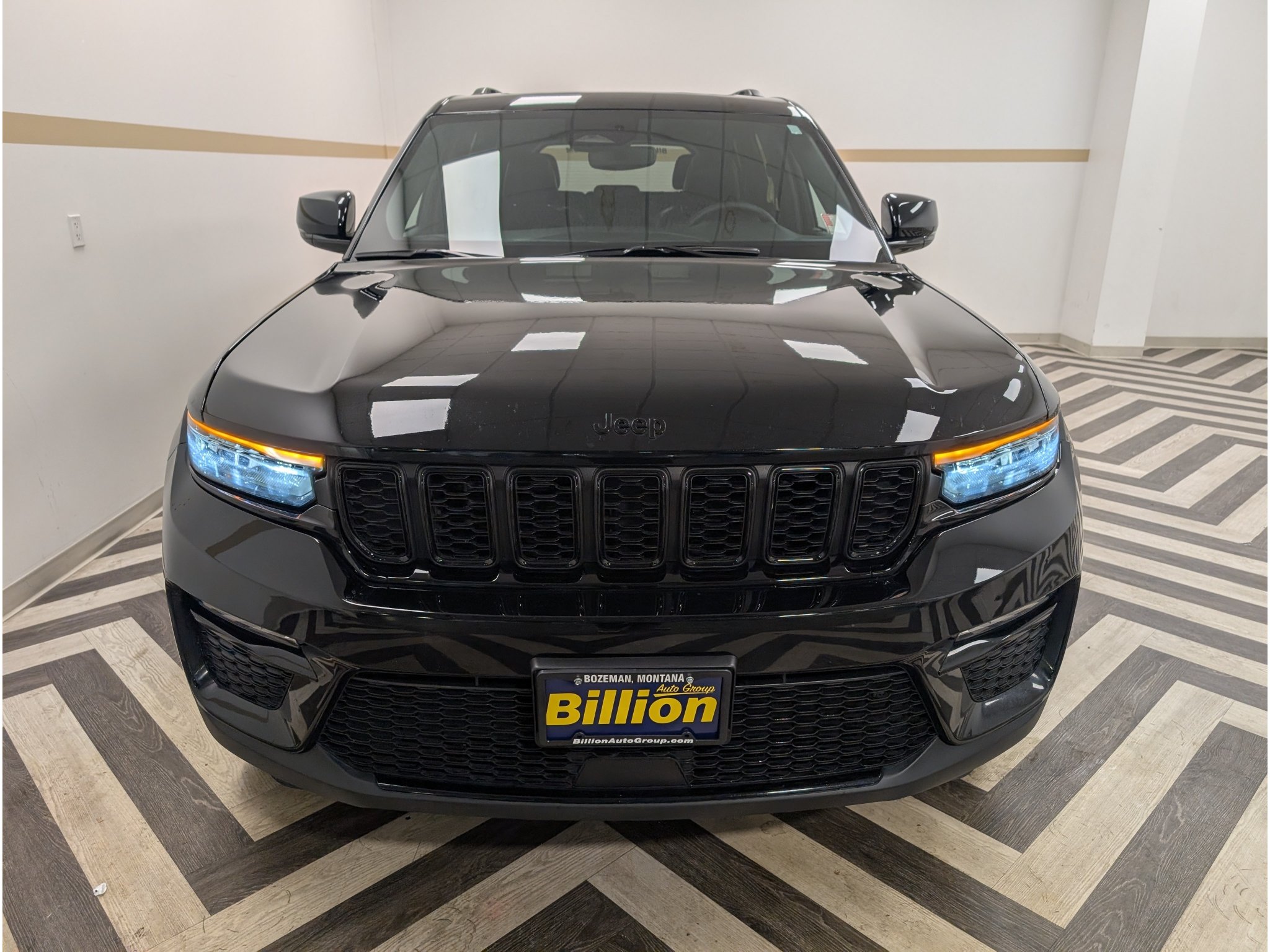 Used 2024 Jeep Grand Cherokee Limited w/ Black Appearance Package AWD/4WD image 29