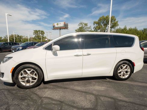 Used 2018 Chrysler Pacifica Touring Plus w/ Tire & Wheel Group FWD image 3