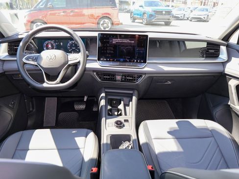 Used 2025 Volkswagen Tiguan SE image 17