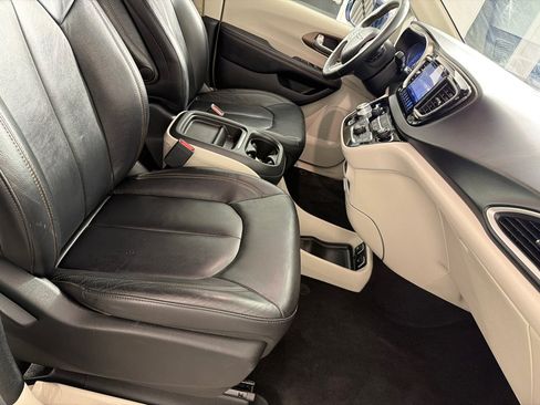 Used 2017 Chrysler Pacifica Touring-L FWD image 24
