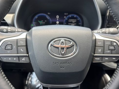 Certified 2026 Toyota Highlander Limited AWD/4WD image 29