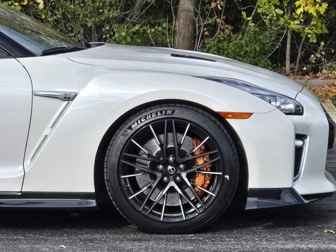 Used 2020 Nissan GT-R Premium image 16