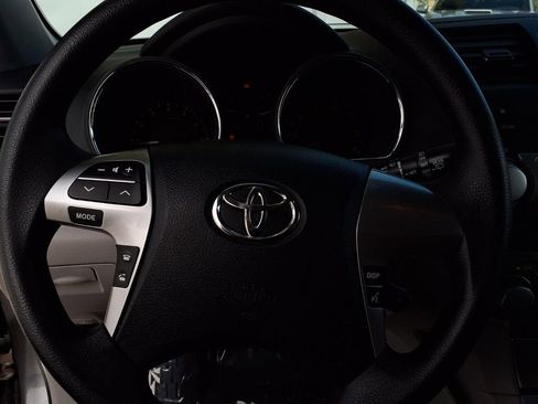 Used 2012 Toyota Highlander FWD image 12