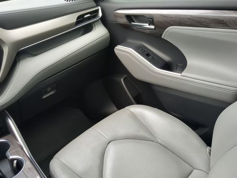 Used 2022 Toyota Highlander Limited image 45