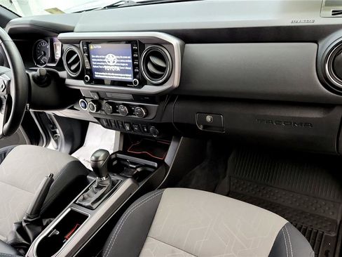 Used 2022 Toyota Tacoma TRD Sport image 15