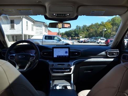 Used 2022 Ford Explorer XLT w/ Equipment Group 202A image 19