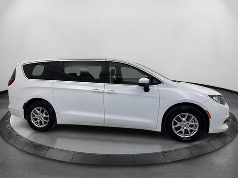 Used 2023 Chrysler Voyager LX FWD image 4