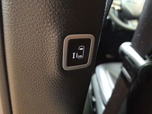 Used 2024 Chrysler Pacifica Select image 10