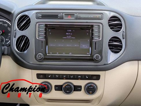 Used 2017 Volkswagen Tiguan SEL image 21