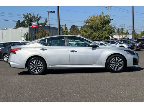 Used 2023 Nissan Altima 2.5 SV image 3