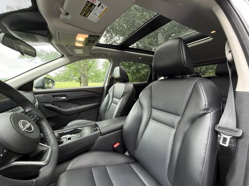 Used 2022 Nissan Rogue SV w/ SV Premium Package FWD image 12