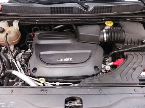 Used 2018 Chrysler Pacifica Touring-L image 33