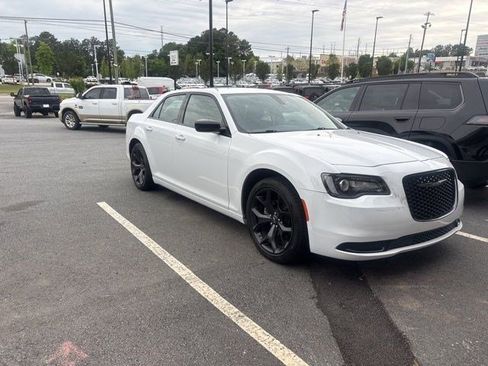 Used 2022 Chrysler 300 Touring w/ Sport Appearance Package RWD image 9