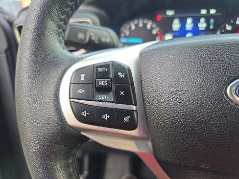Used 2024 Ford Explorer XLT w/ Equipment Group 202A AWD/4WD image 16
