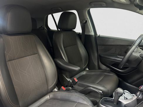 Used 2022 Chevrolet Trax LT w/ LT Convenience Package image 16