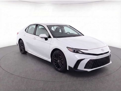 Used 2025 Toyota Camry SE image 3