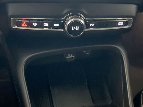 Used 2022 Volvo XC40 T5 Momentum image 19