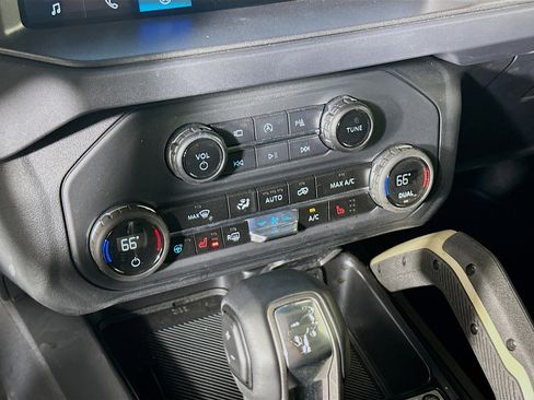 Used 2025 Ford Bronco Badlands image 24