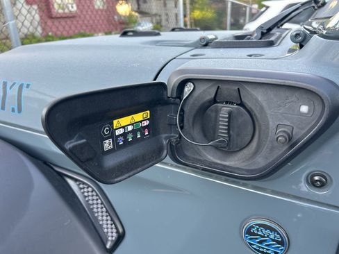 Used 2024 Jeep Wrangler Unlimited AWD/4WD image 9