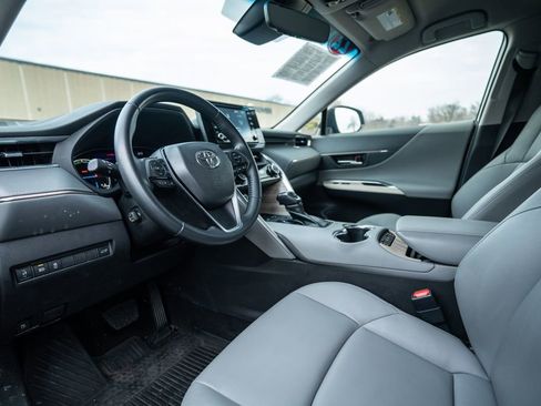 Used 2022 Toyota Venza XLE image 5