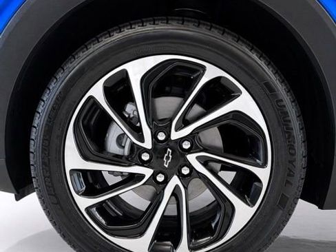 Used 2023 Chevrolet Bolt EUV Premier w/ Sun & Sound Package FWD image 9