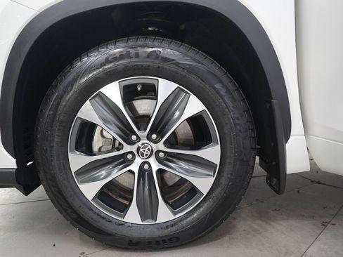 Used 2021 Toyota Highlander XLE AWD/4WD image 31