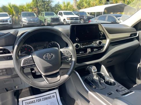 Used 2025 Toyota Highlander LE FWD image 13