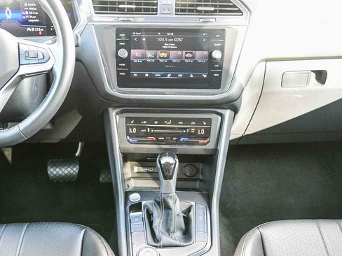 Used 2024 Volkswagen Tiguan SE image 12