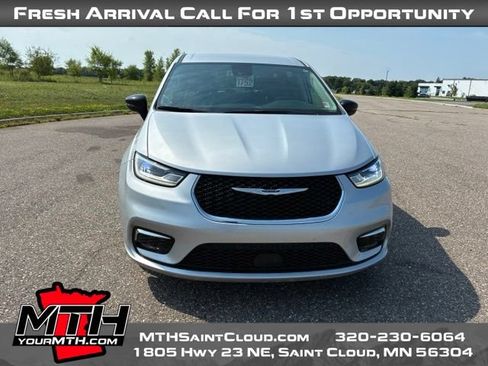 Used 2024 Chrysler Pacifica Touring-L FWD image 3