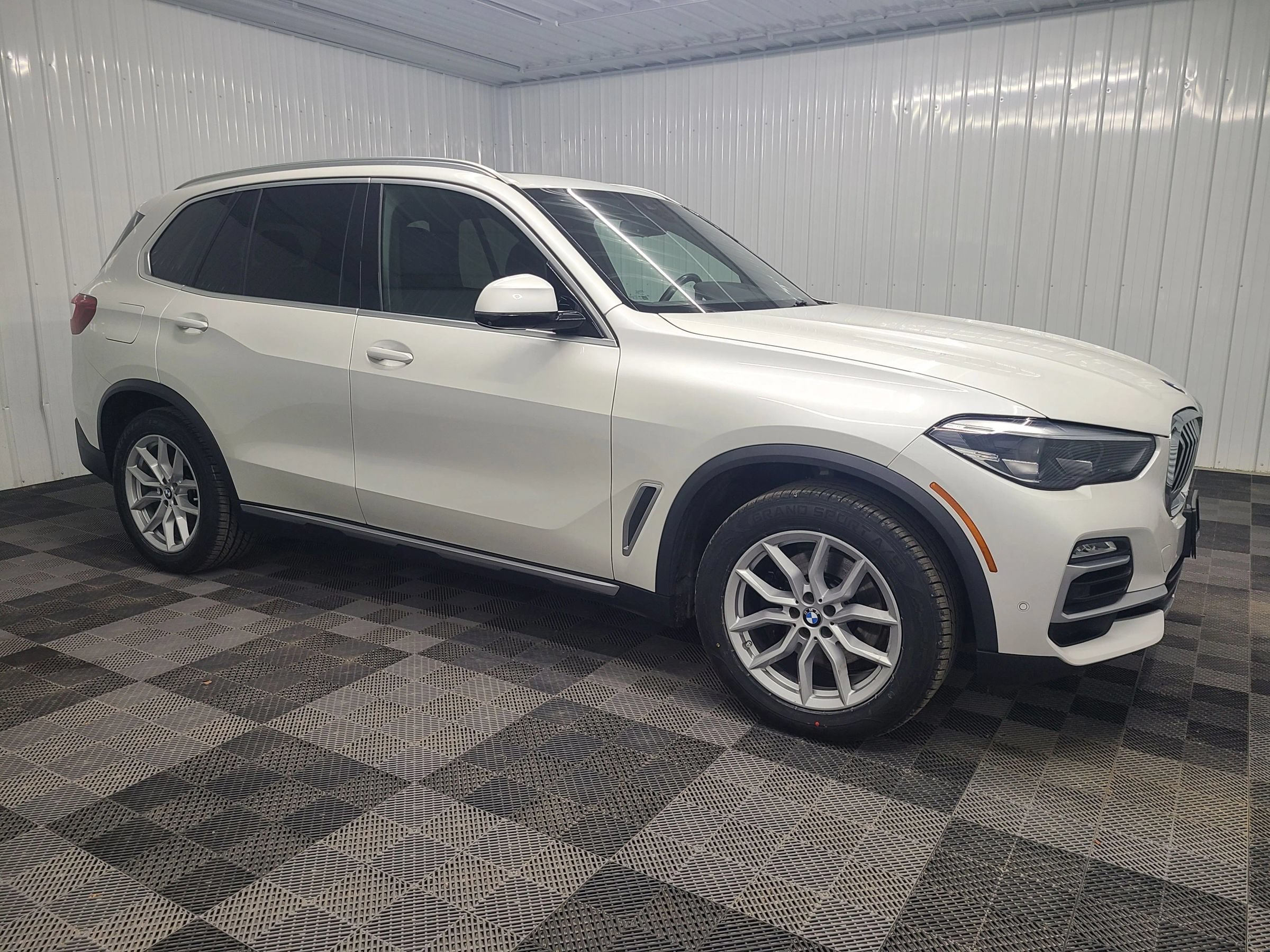 Used 2019 BMW X5 xDrive40i w/ Parking Assistance Package AWD/4WD image 1