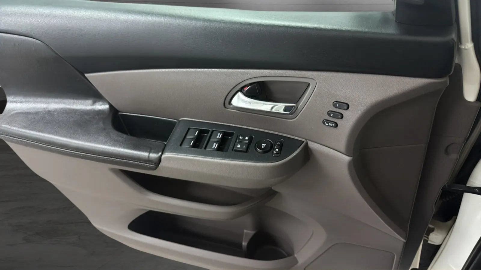 Used 2015 Honda Odyssey Touring Elite image 17