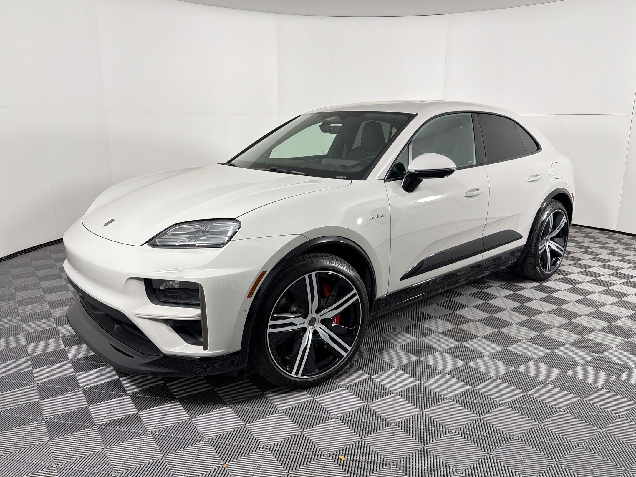 Used 2026 Porsche Macan Turbo Electric AWD/4WD image 1