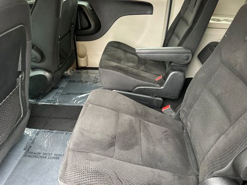 Used 2019 Dodge Grand Caravan SE w/ UConnect Hands-Free Group image 4