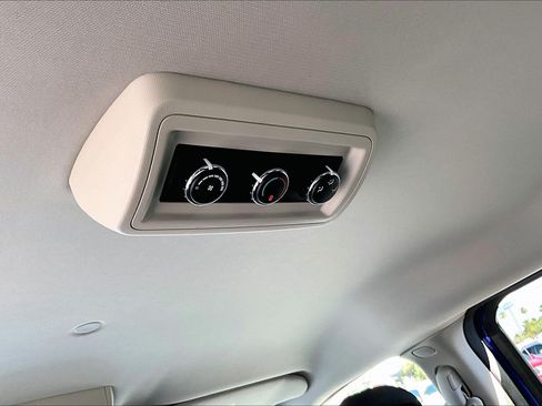 Used 2018 Dodge Grand Caravan SE w/ UConnect Hands-Free Group FWD image 23