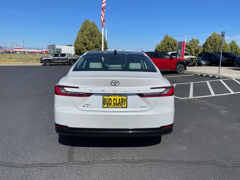 Used 2025 Toyota Camry XLE AWD/4WD image 4