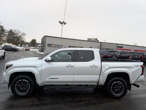 Certified 2025 Toyota Tacoma TRD Sport image 3