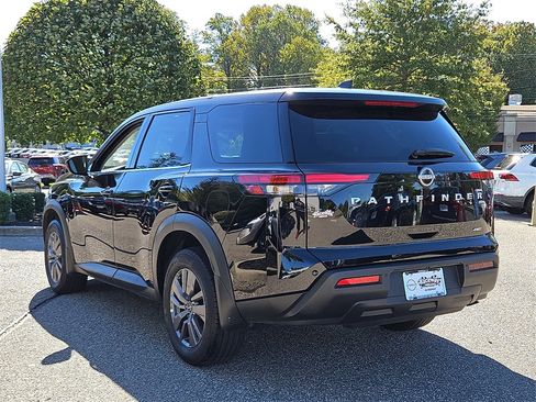 Certified 2024 Nissan Pathfinder S image 5