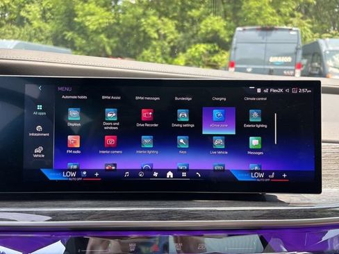 Used 2025 BMW 750e xDrive image 32