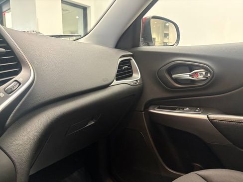 Used 2019 Jeep Cherokee Latitude w/ Popular Appearance Group image 21