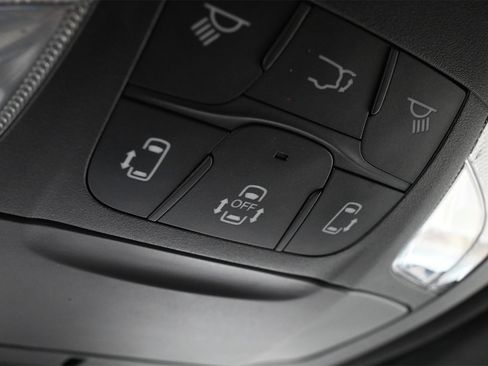 Used 2021 Chrysler Pacifica Limited w/ Uconnect Theater Family Group image 16