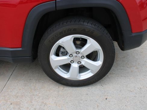 Used 2018 Jeep Compass Latitude w/ Cold Weather Group AWD/4WD image 10