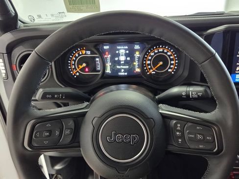 Used 2025 Jeep Gladiator Rubicon w/ Convenience Group AWD/4WD image 26