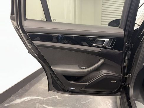 Used 2018 Porsche Panamera 4 image 14