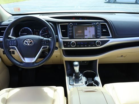 Certified 2017 Toyota Highlander XLE image 16