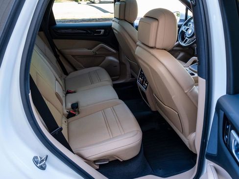 Used 2021 Porsche Cayenne AWD/4WD image 34