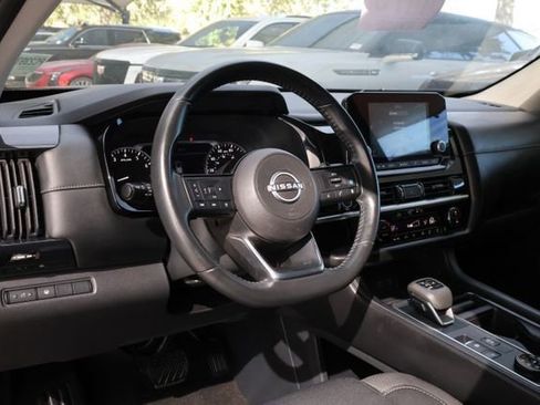 Used 2023 Nissan Pathfinder SV image 9