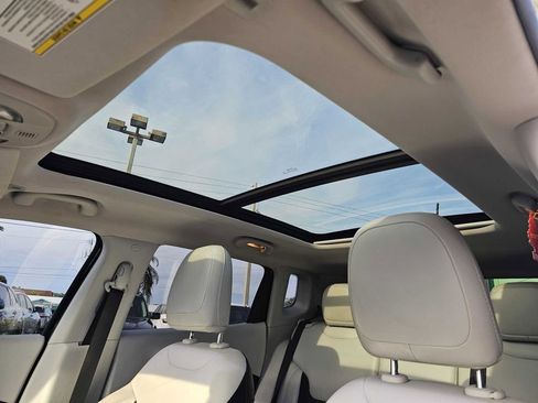 Used 2018 Jeep Compass Latitude w/ Popular Equipment Group image 8