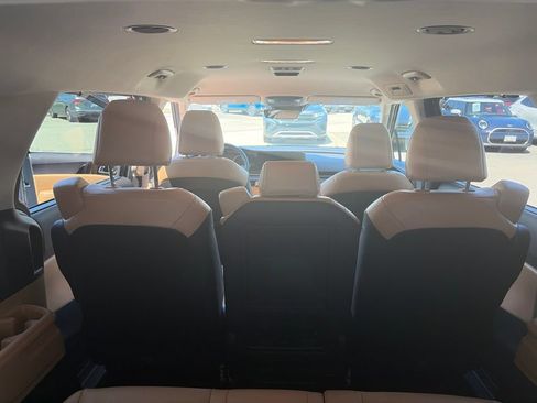Used 2024 Kia Carnival EX FWD image 13